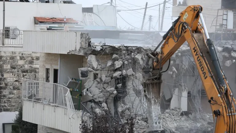 الاحتلال يهدم منزلا قيد الإنشاء في الخضر جنوب بيت لحم