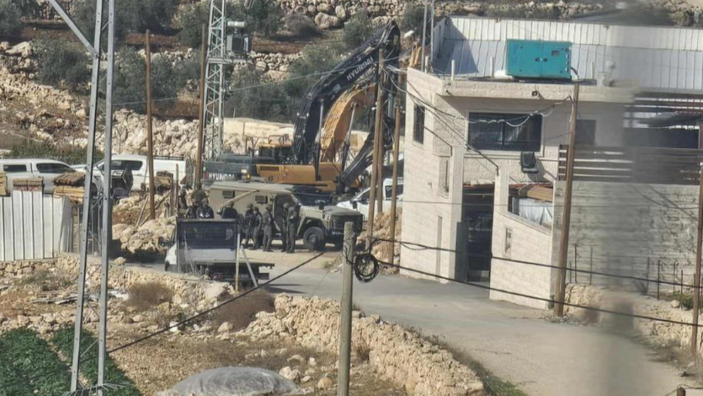 الاحتلال يهدم مساكن ومنشآت صناعية في الخليل
