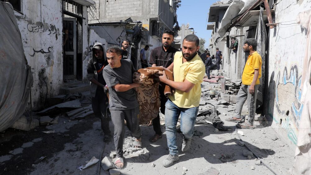 طيران الاحتلال شن غارات جوية مكثفة على مخيم جباليا شمال القطاع