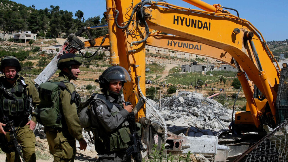 الاحتلال يهدم سوراً ويجرف منشأة زراعية جنوب الخليل
