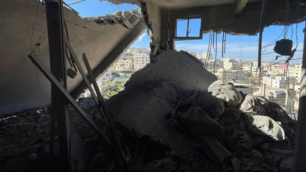 الاحتلال يفجر منزل الأسير صنوبر في زواتا غرب مدينة نابلس