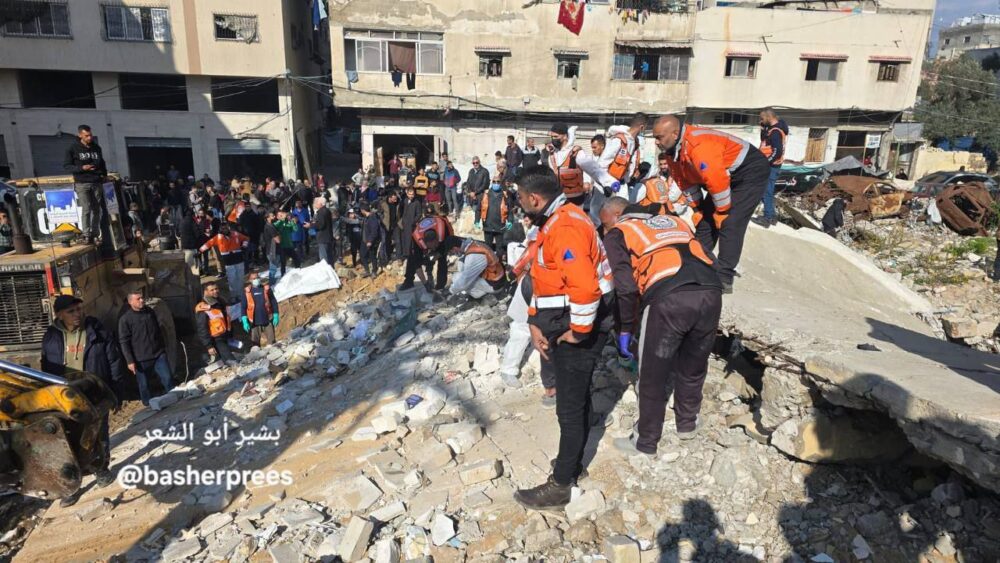 الدفاع المدني في غزة يبدأ انتشال جثامين المفقودين من تحت الأنقاض