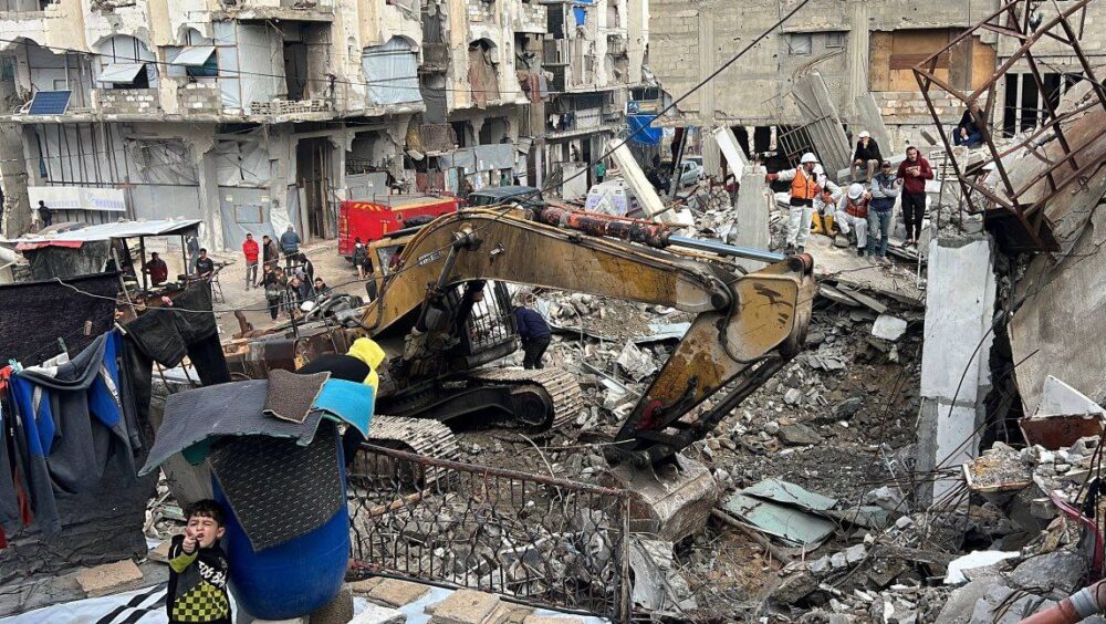 انهيار مبنيين متضررين من قصف سابق للاحتلال بمدينة غزة