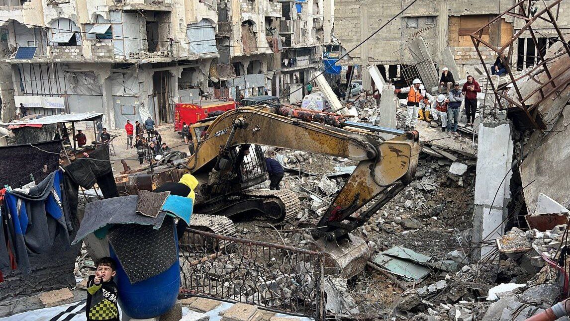 انهيار مبنيين متضررين من قصف سابق للاحتلال بمدينة غزة