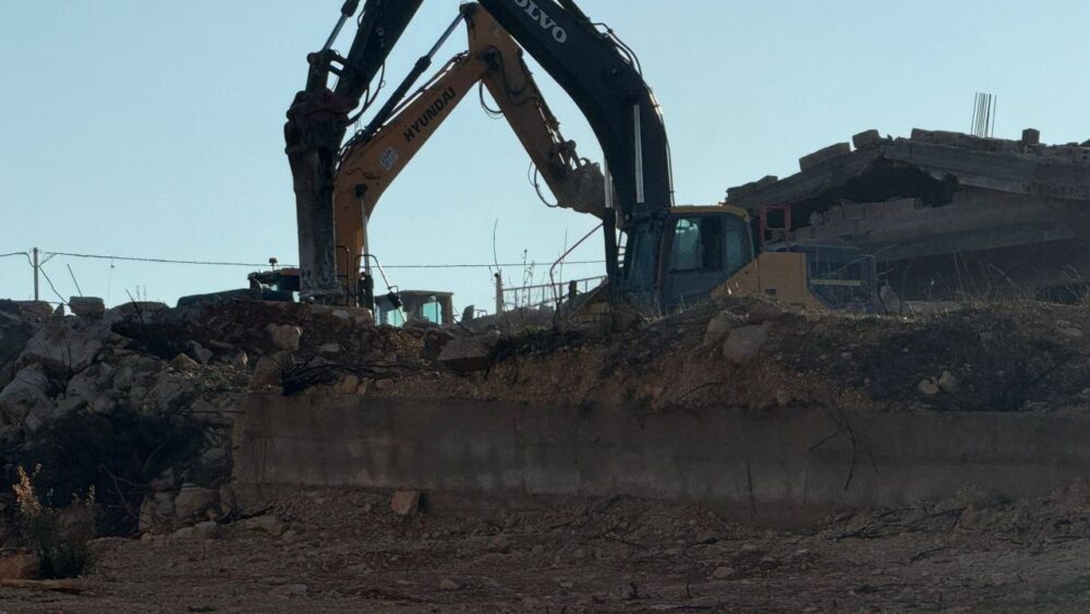 الاحتلال يهدم منزلاً في دير قديس غرب رام الله