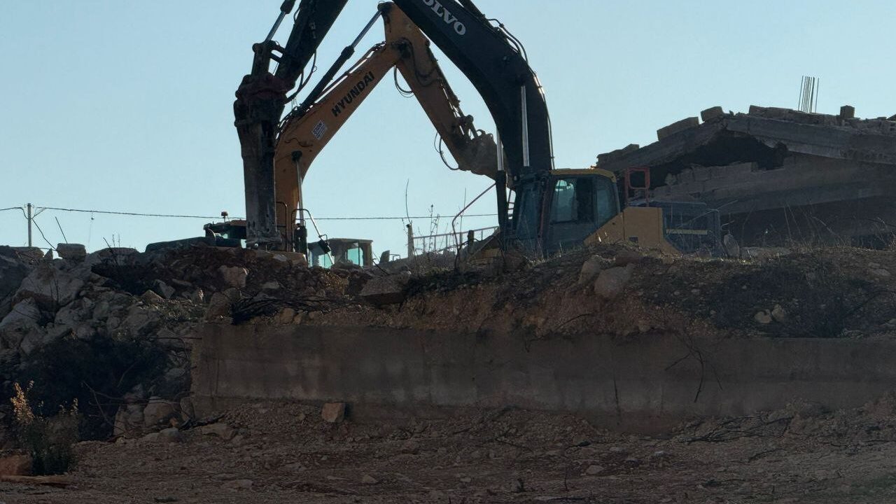 الاحتلال يهدم منزلاً في دير قديس غرب رام الله