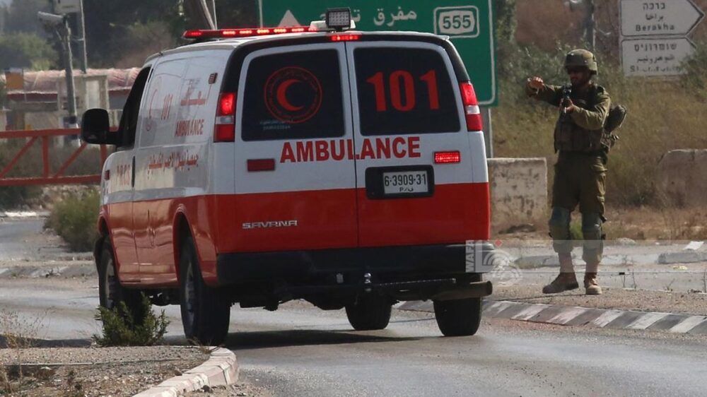 قوات الاحتلال تعتقل طاقم إسعاف عند مدخل البيرة الشمالي