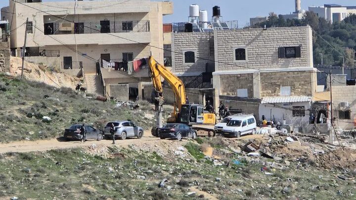 الاحتلال يشرع في هدم موقف سيارات وغرفة متنقلة في حي رأس خميس بالقدس
