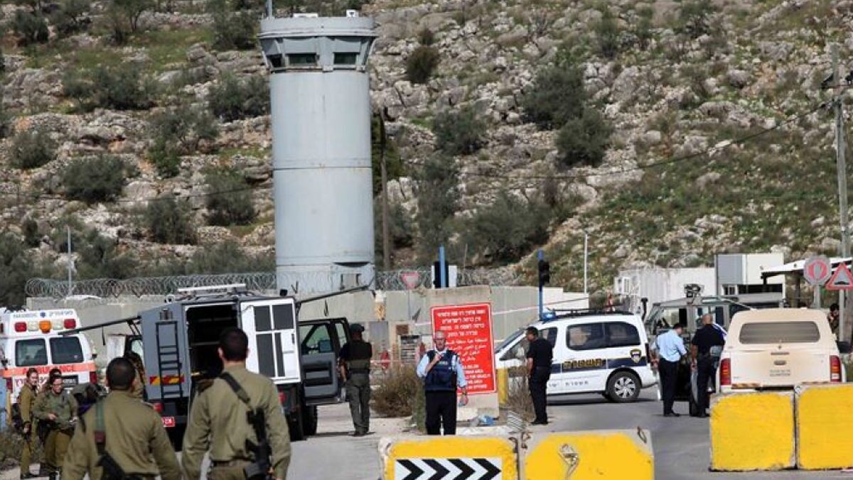 الاحتلال يقتحم العيسوية ويغلق حاجز جبع العسكري شمال شرق القدس المحتلة