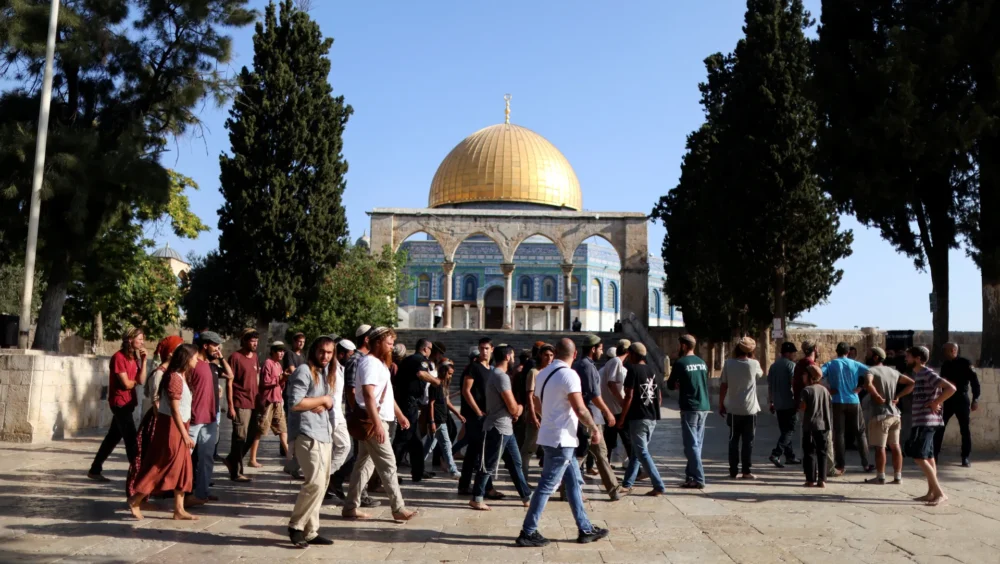 631 مستوطناً يقتحمون باحات المسجد الأقصى المبارك