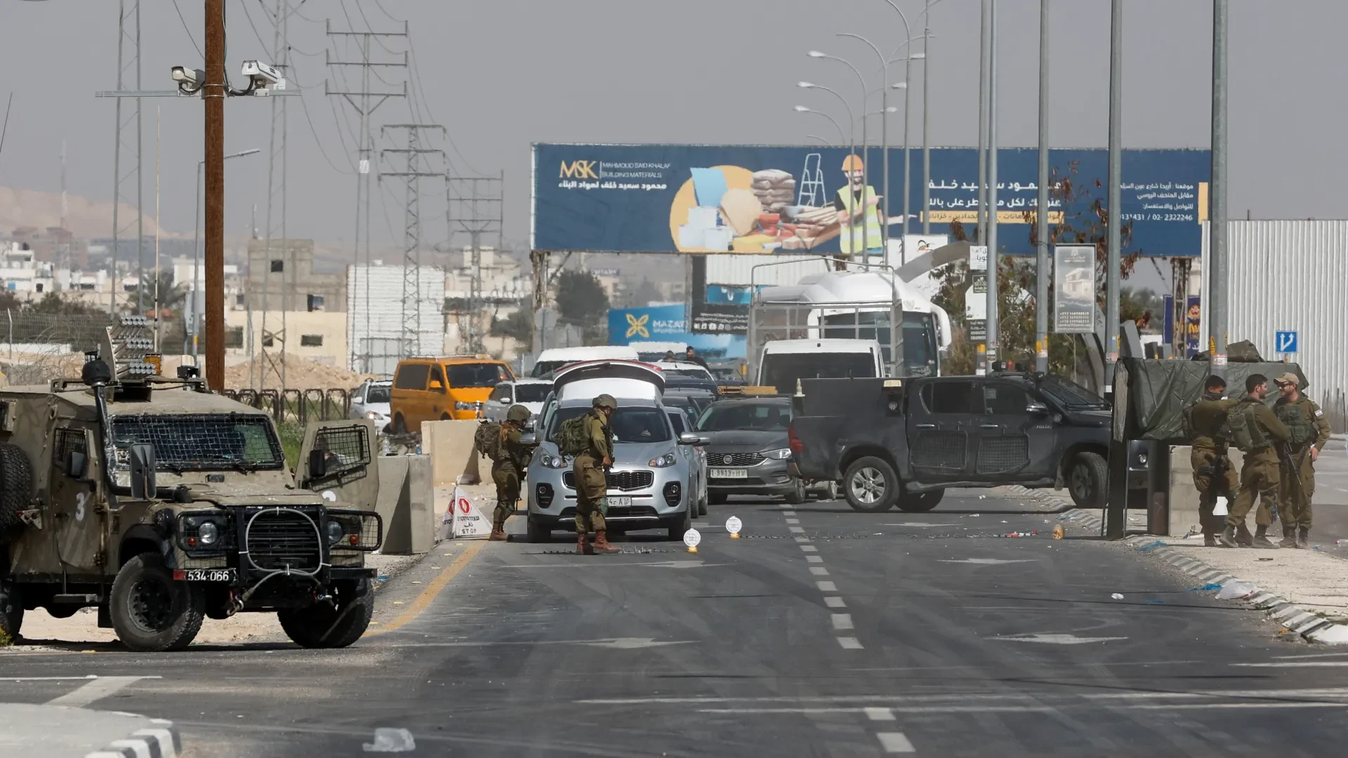 الاحتلال يعتدي على شابين في مخيم عقبة جبر جنوب أريحا ويغلق شارعاً