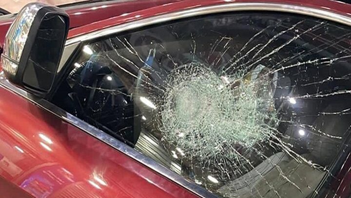 الاحتلال يحطم زجاج مركبات في دير دبوان شرق رام الله