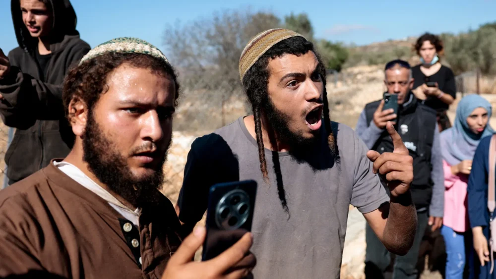 وثيقة مسرّبة: نتنياهو يمنح غطاءً كاملاً للمزارع الاستيطانية وفتيان التلال