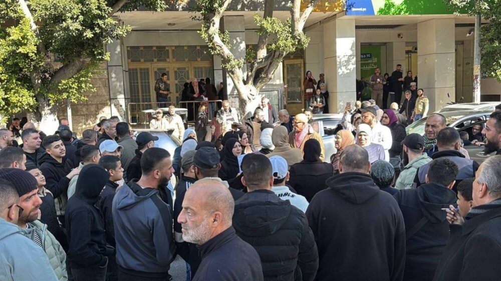 قطع مخصصات الأسرى والشهداء يشعل غضبا واحتجاجات واسعة في الضفة