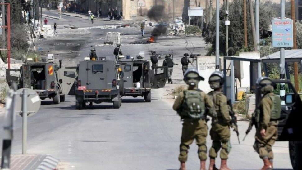 الاحتلال يفتش منازل ويسرق أموالاً ومصاغاً ذهبياً في بلدة جبع جنوب جنين