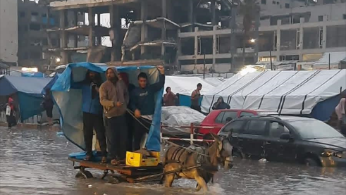 إصابات جراء انهيار منزل متضرر من القصف بفعل المنخفض الجوي شمال غربي مدينة غزة