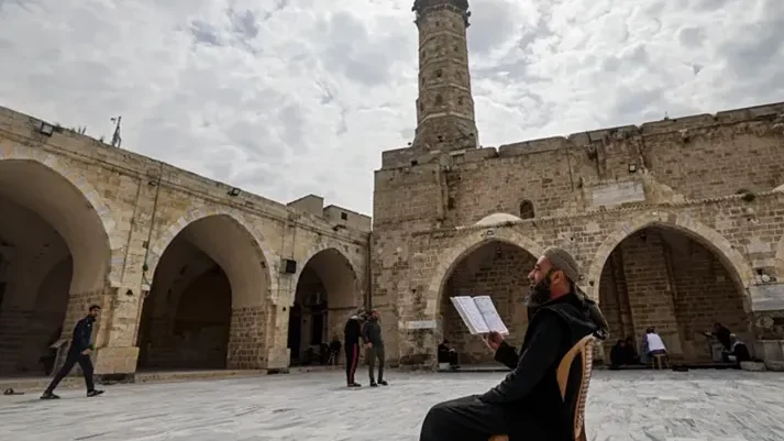 بعد صمت قسري.. عودة الروح إلى المسجد العمري بغزة