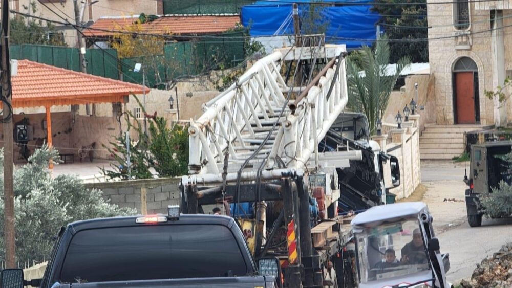 الاحتلال يستولي على معدات عمل لتشغيل بئر ارتوازية في قراوة بني حسان