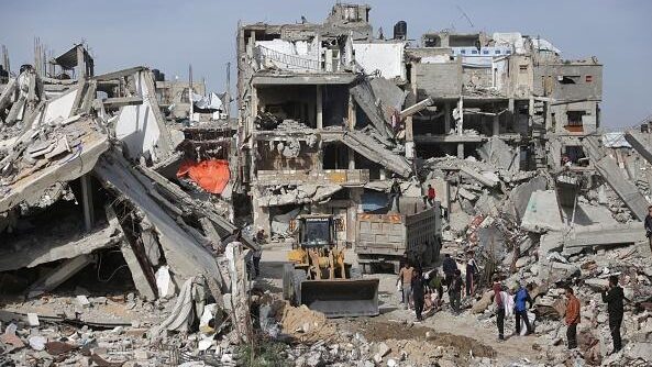 الاحتلال يصعّد عدوانه على غزة: غارات جنوبًا وقصف وسط القطاع وأزمة صحية خانقة