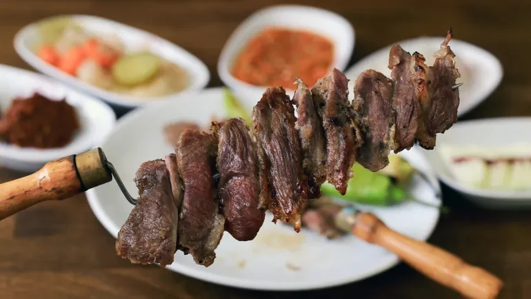 "جاغ كباب" التركي بين أفضل أطباق العالم.. ما الذي يميّز "سفير" أرضروم الغذائي؟