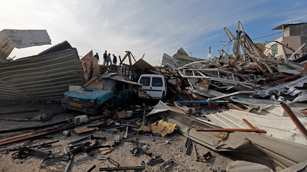 الاحتلال يهدم ثلاثة مساكن ومصنعا ومنشآت صناعية في الخليل