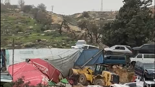 الاحتلال يهدم منشآت تجارية وزراعية ويقتلع 100 شجرة زيتون ويجرف أراضي بمحافظة الخليل