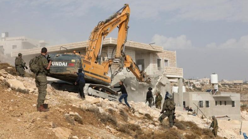 قوات الاحتلال تهدم 8 بركسات وملحقاته في خربة الطويل جنوب نابلس