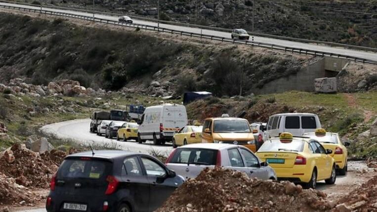 الاحتلال ينصب حاجزين على مدخلي عطارة وعين سينيا شمال رام الله