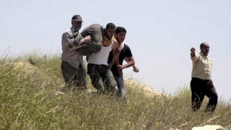 مستوطنون يعتدون على شاب ويستولون على مركبته غرب سلفيت