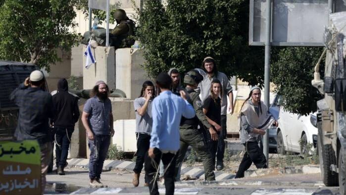 مستوطنون يهاجمون موظفين في بلدية حوارة جنوب نابلس