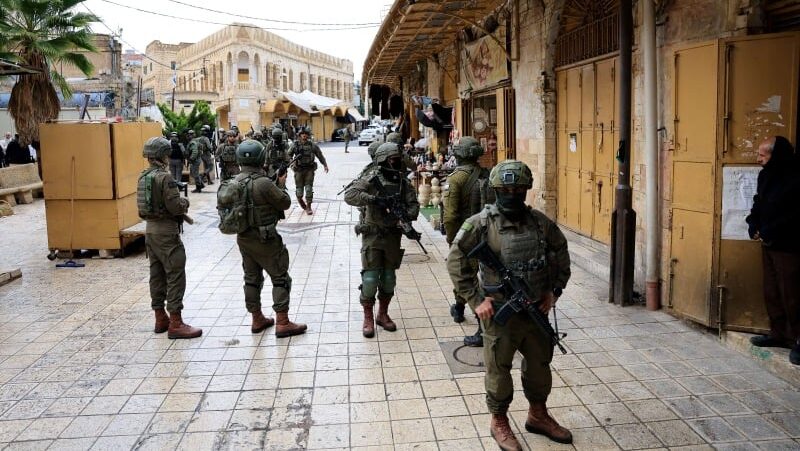 الاحتلال يواصل عدوانه على المنطقة الجنوبية في الخليل: اغلاقات وعمليات دهم وتفتيش وتحقيق ميداني وأضرار في البنية التحتية