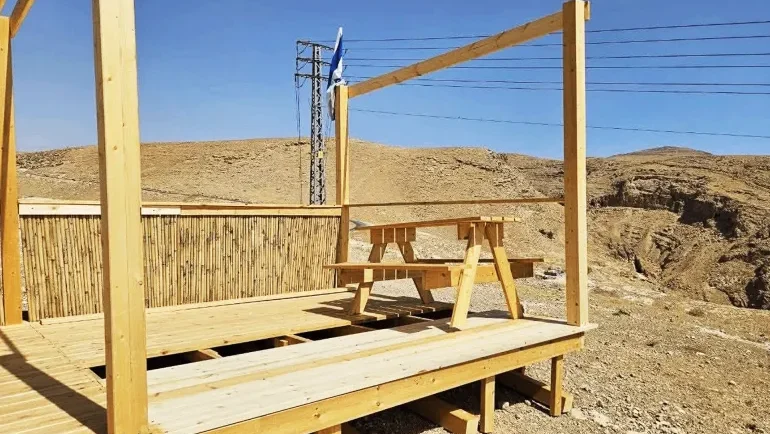 مستوطنون يشرعون ببناء بؤرة استيطانية جديدة في الخان الأحمر