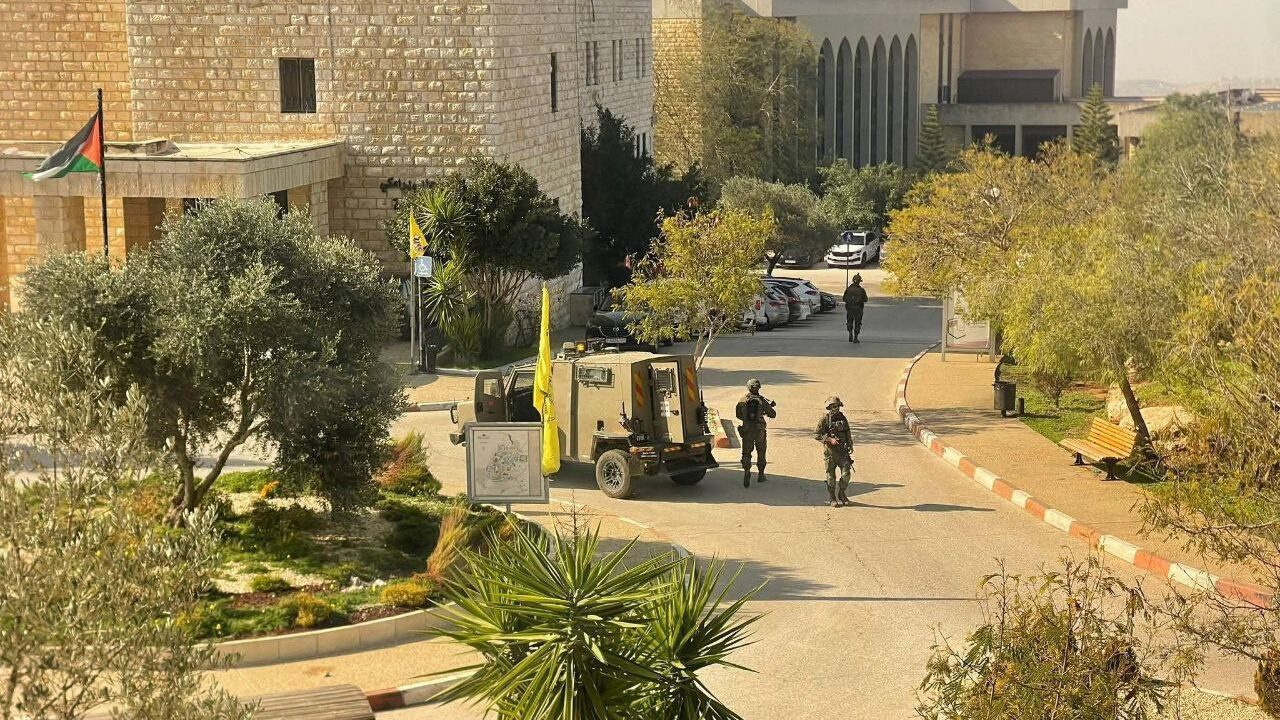 الاحتلال يقتحم جامعة بيرزيت ويطلق الرصاص الحي وقنابل الغاز