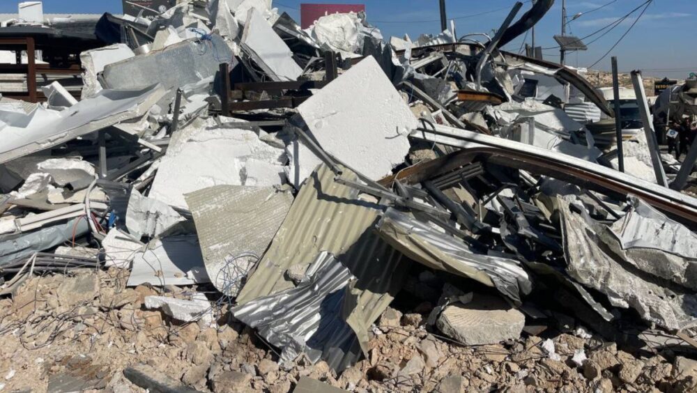 الاحتلال يهدم مصنعاً للحديد في عناتا شرق القدس