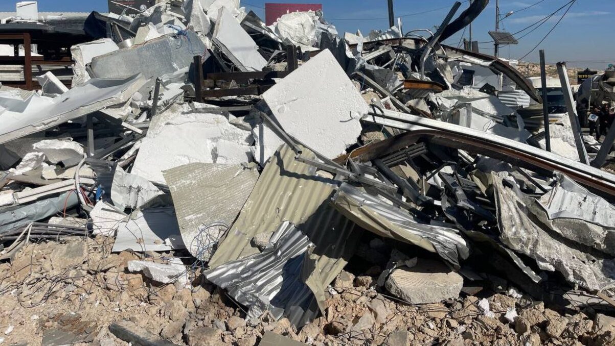 الاحتلال يهدم مصنعاً للحديد في عناتا شرق القدس