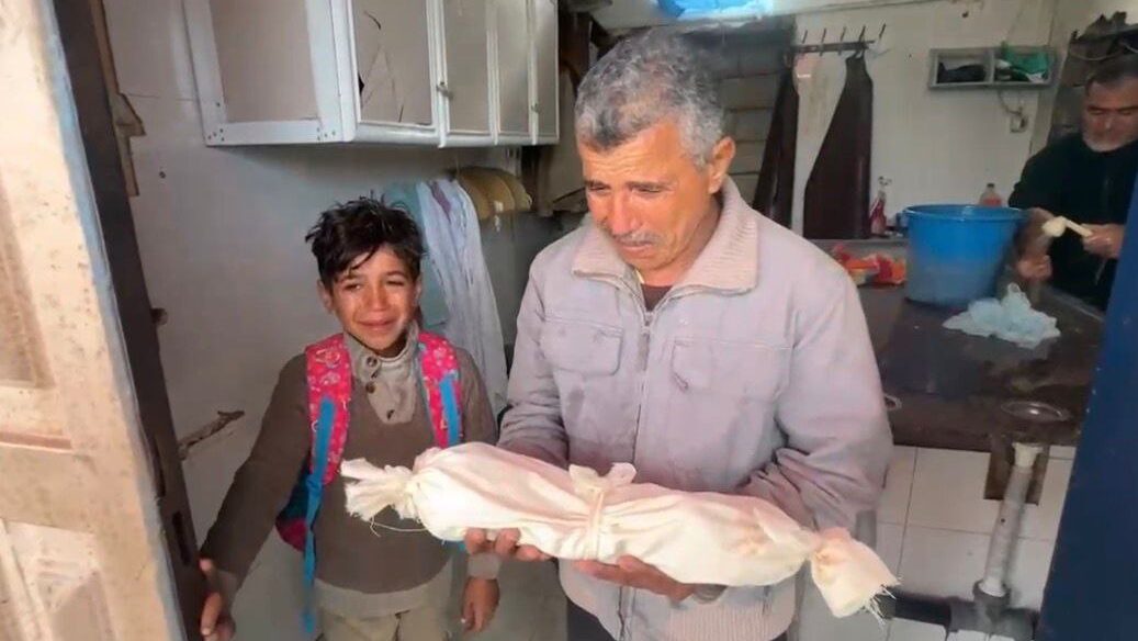 وفاة رضيع في دير البلح بسبب البرد القارس