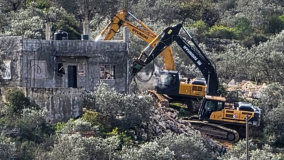 الاحتلال يهدم منزلاً قيد الإنشاء في بلدة كفر الديك غرب سلفيت