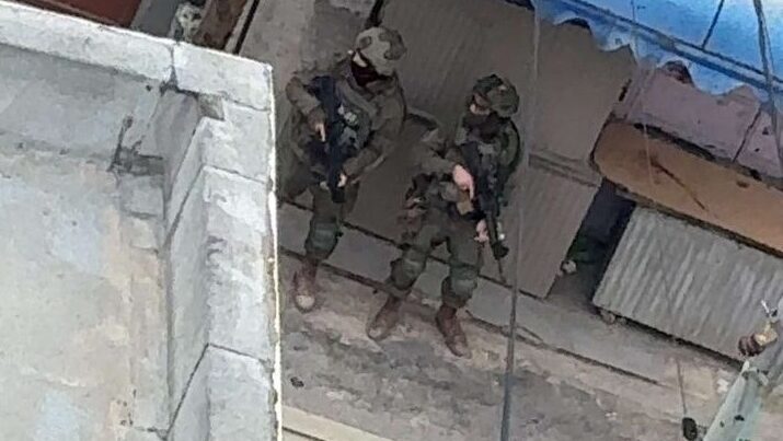 الاحتلال يداهم منازل خلال اقتحامه مدينة نابلس