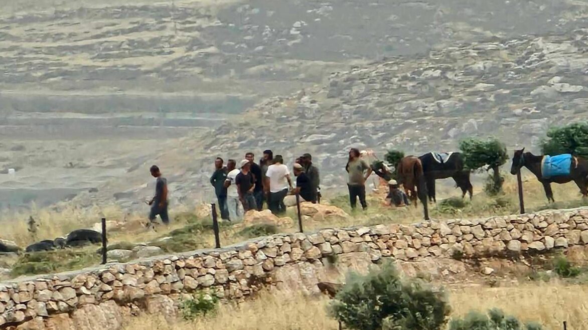 بهدف الاستيلاء عليها: مستوطنون يشرعون بتسييج أراضٍ في تقوع جنوب شرق بيت لحم