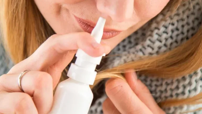 بخاخ الأنف المزيل للاحتقان.. راحة مؤقتة قد تتحول إلى إدمان