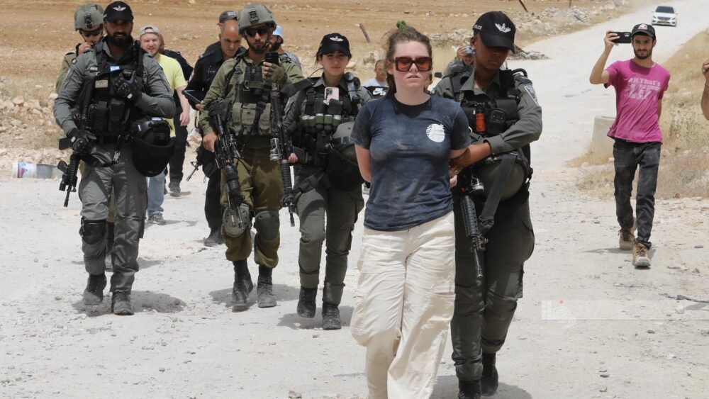 الاحتلال يعتقل أربعة متضامنين أجانب من المغير شرق رام الله