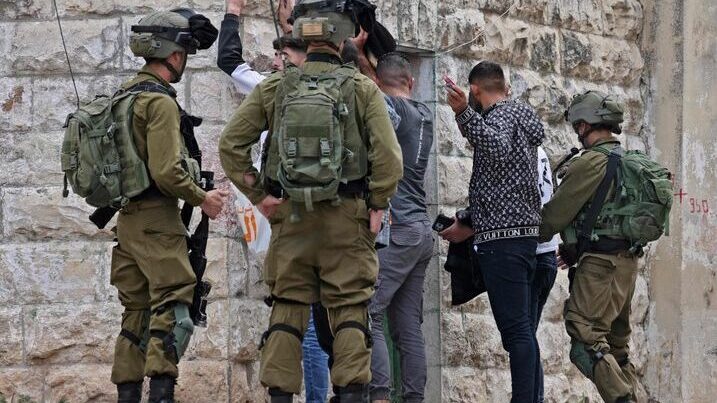 الاحتلال يعتقل ويحتجز نحو 20 مواطنا في بيت أولا