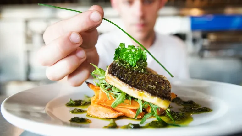 نجوم "ميشلان" في منزلك.. كيف تطبخ كالمحترفين دون أدوات معقدة؟