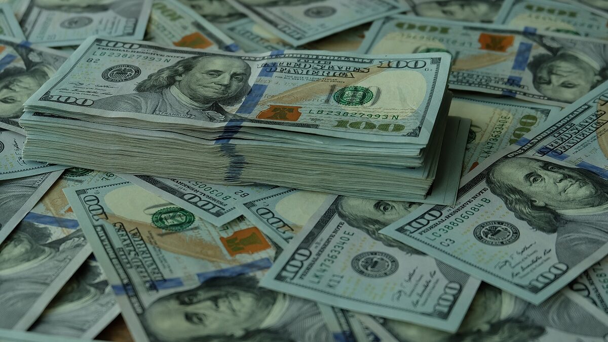 هبوط الدولار يعمّق فجوة الدخل: موظفون خاسرون ومقترضون رابحون