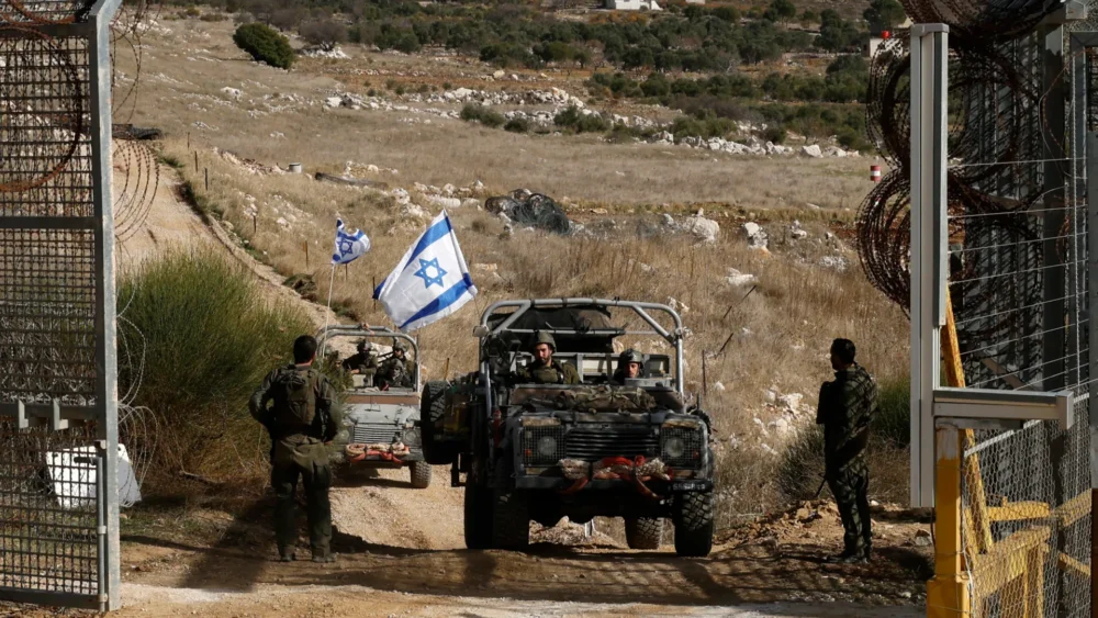 الاحتلال يتوغل في ريف القنيطرة جنوب سوريا ويفتش منزلاً