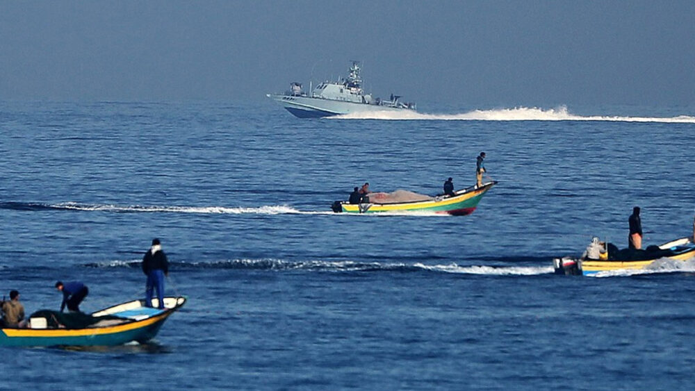 الاحتلال يعتقل خمسة صيادين ويواصل خروقاته بغارات ونسف مبانٍ في أنحاء متفرقة من قطاع غزة