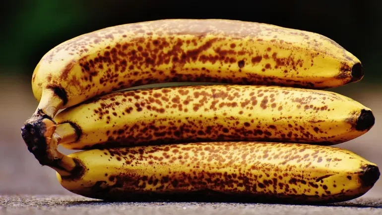 ليست مجرد سكريات.. لماذا يُحذر الخبراء من تناول الموز البني؟