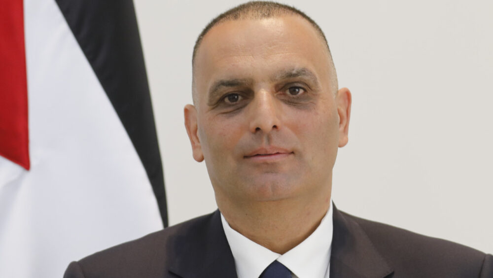 الاحتلال يُصدر قراراً بمنع وزير شؤون القدس من دخول الضفة الغربية لمدة ستة شهور