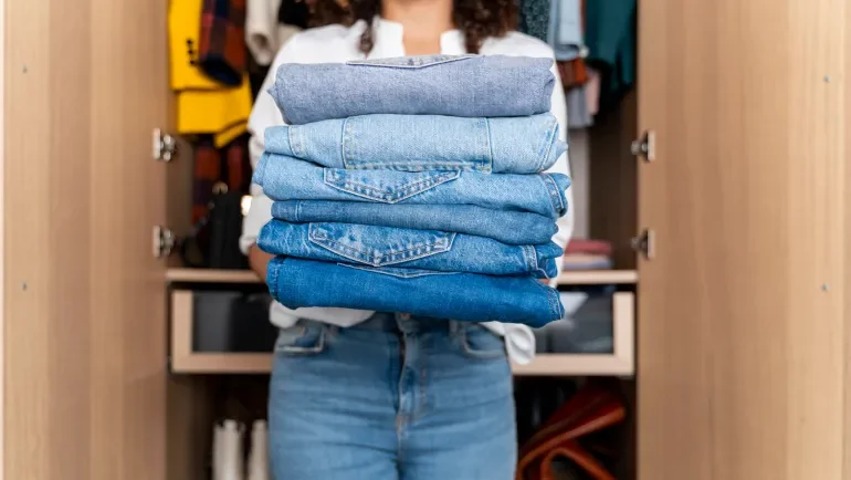 متى يجب غسل الجينز؟ نصائح علمية لتجنب التلف