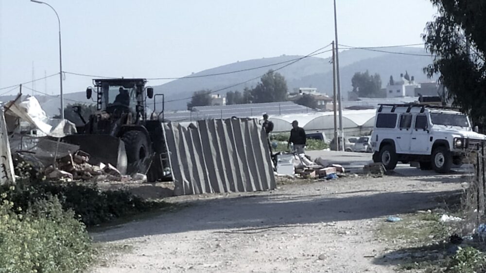 قوات الاحتلال تنكل بشاب بعد اعتقاله في كفر عقب شمال القدس المحتلة.